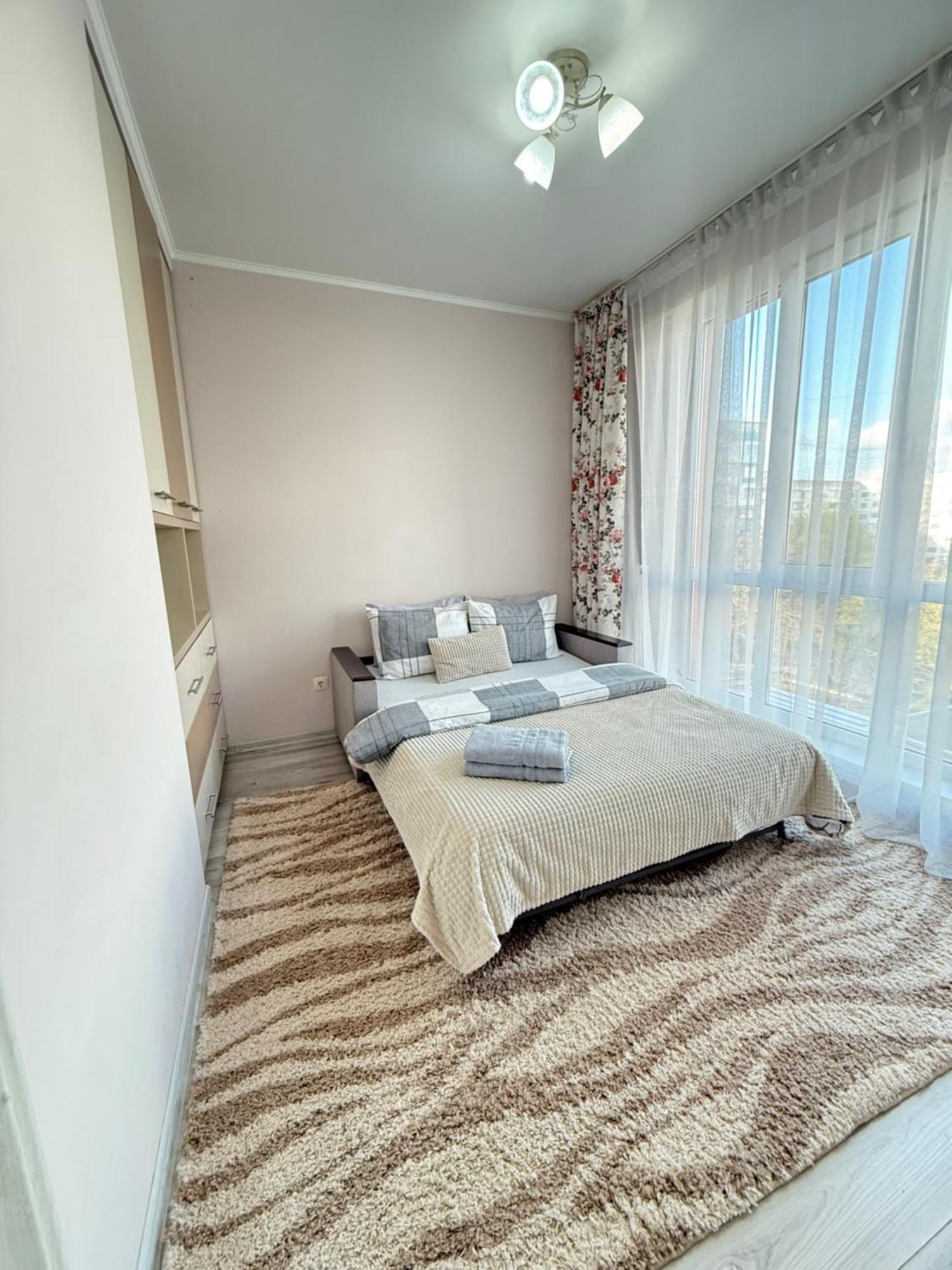 Cozy Two Bedroom Large Apartment Chişinău Extérieur photo